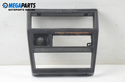 Централна конзола за Nissan Terrano I SUV (07.1986 - 02.1996)