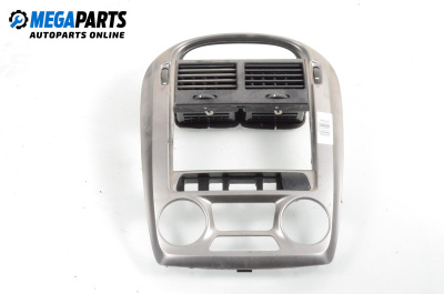 Централна конзола за Kia Cerato Hatchback I (03.2004 - 12.2009)