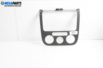 Централна конзола за Volkswagen Golf V Hatchback (10.2003 - 02.2009)