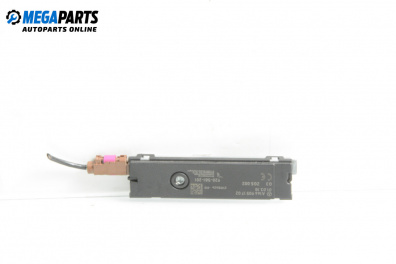 Усилвател антена за Mercedes-Benz C-Class Sedan (W205) (07.2013 - ...)