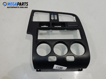 Централна конзола за Nissan Primera Hatchback II (06.1996 - 07.2002)