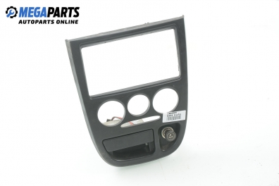 Централна конзола за Kia Rio Estate I (07.2000 - 04.2006)