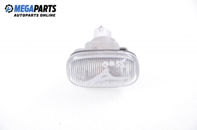 Мигач за Toyota Corolla Hatchback (11.2001 - 02.2007), хечбек