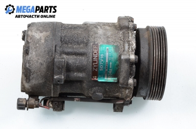 Компресор климатик за Volkswagen Passat Variant B3, B4 (02.1988 - 06.1997) 1.8, 90 к.с., № 1H0 820 803 D